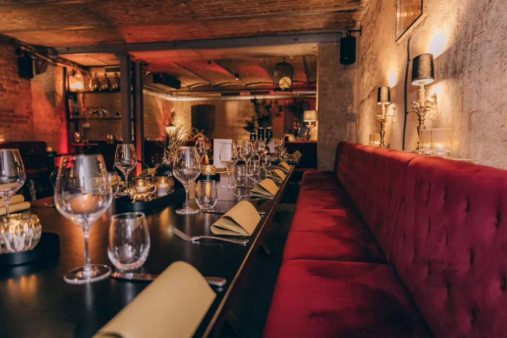 Vintage-Locations_Red-Cave_024