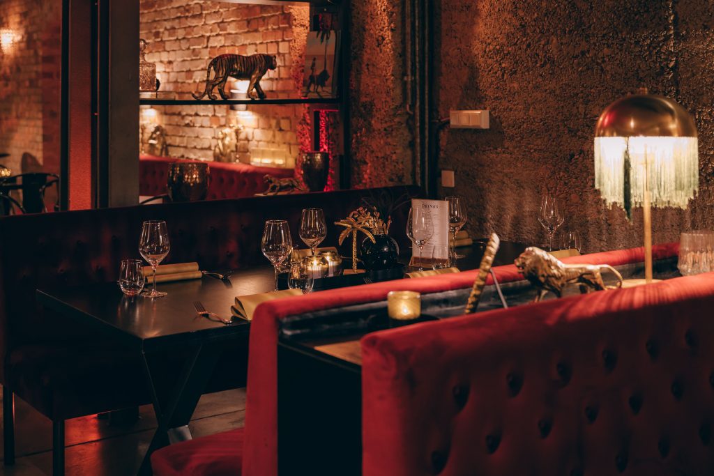 Vintage-Locations_Red-Cave_058