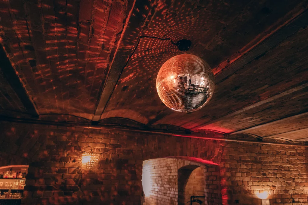 Vintage-Locations_Red-Cave_067